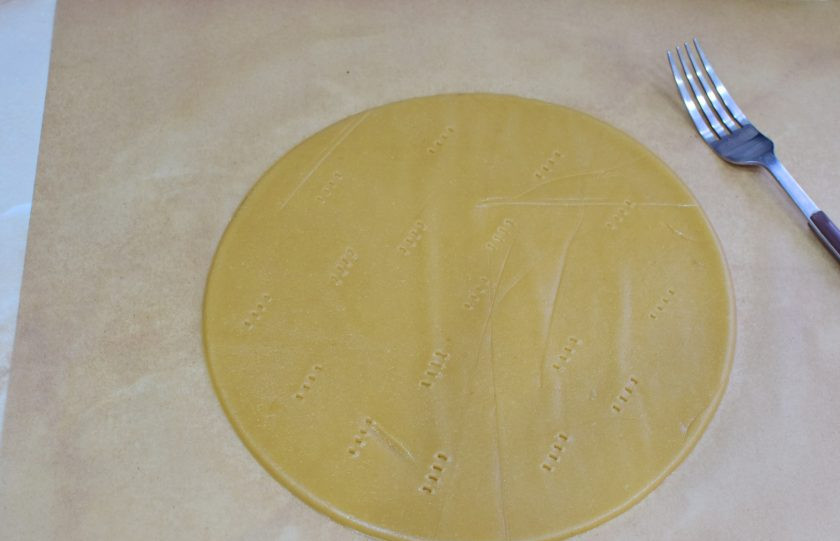 1. Этап. Медовик с малиной: Раскатайте тесто в тонкий корж, формой вырежьте круг и лишнее тесто уберите. Сам корж наколите вилкой, чтобы тесто не вздувалось при приготовлении. Выпекайте коржи при 180 градусах, по 2-3 минуты. Все коржи затем остудите.