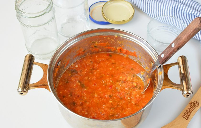 1. Этап. Аджика из перца болгарского на зиму: Проварите аджику 30 минут, влейте уксус и снимите с огня. Перемешайте хорошо.