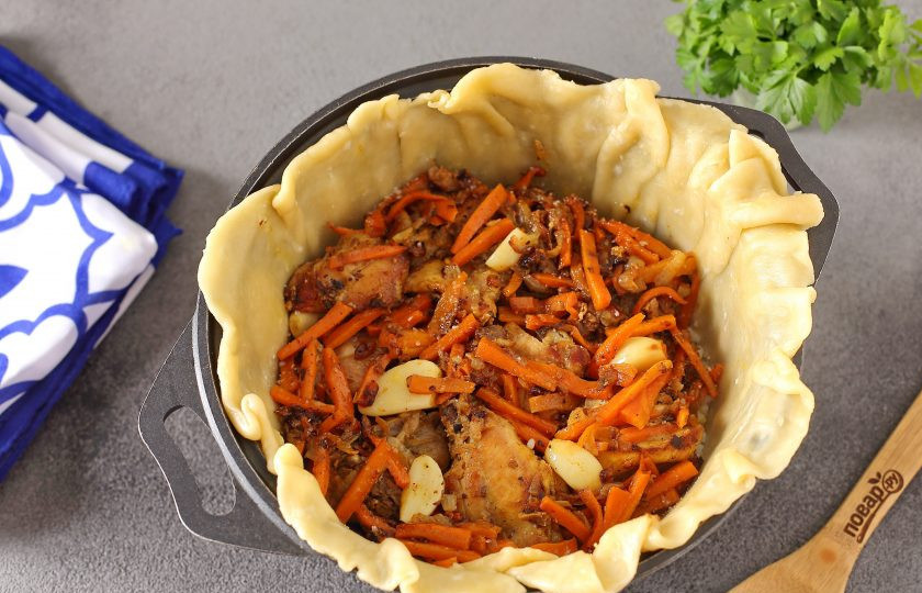 1. Этап. Газмаг для плова: Сверху распределите обжаренное мясо с овощами.