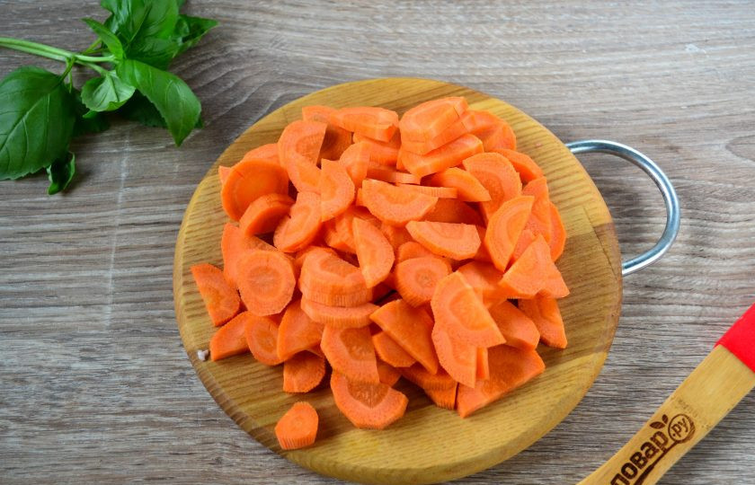 1. Этап. Гуляш из свинины с морковью и луком: Тем временем порежьте морковь на половинки кружочков.
