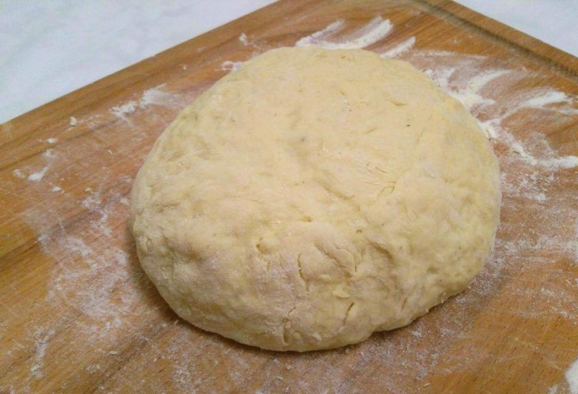 1. Этап. Ванильные пончики на сметане: Смешайте ингредиенты ложкой, а затем замесите руками мягкое тесто. Тесто получается достаточно нежным и слегка липнущим к рукам, поэтому учитывайте, что для дальнейшей работы с ним может потребоваться дополнительное количество муки (50-70 грамм).