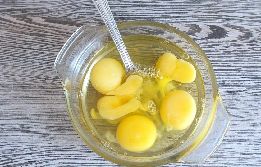 1. Этап. Мясные ватрушки с яйцом: Яйца взбейте с щепоткой соли.