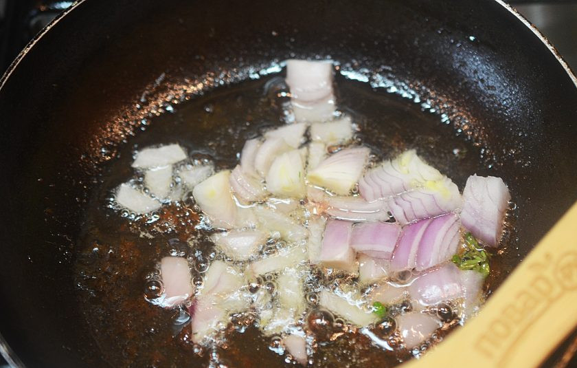 1. Этап. Курица в сливочном соусе Piccata: 5. В масле, в котором жарилась курица, обжарьте лук с тимьяном до мягкости.