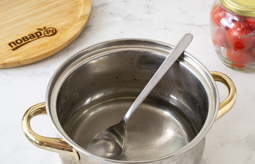 1. Этап. Помидоры без уксуса на зиму: Слейте воду из банки, добавьте сахар, соль и лимонную кислоту. Доведите до кипения, проварите маринад 2-3 минуты.