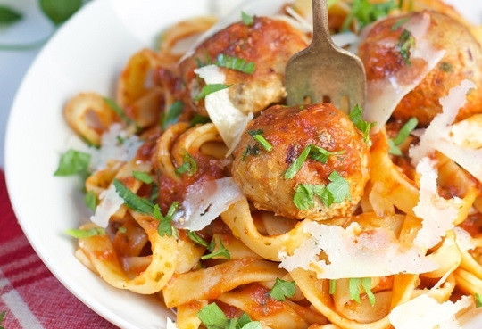 1. Этап. Мясные шарики с индейкой и беконом: 5. Отправьте в разогретую до 200 градусов духовку. Запекайте мясные шарики с индейкой и беконом минут 15-20, до готовности. Приятного аппетита!