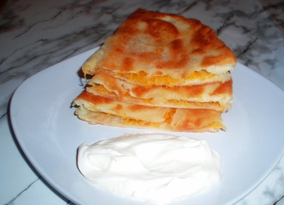 1. Этап. Плацинды с тыквой: 7. Подавать их можно в горячем или холодном виде. По такому принципу плацинды могут быть с разной начинкой. Например, с мясом или сыром.