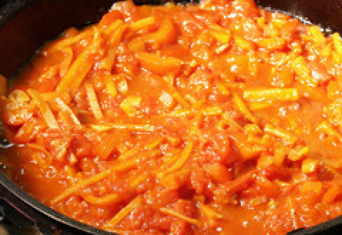 1. Этап. Лазанья с мясом и овощами: Морковь, перец и остальные томаты добавляем в сковороду и тушим минут 15-20.