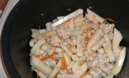 1. Этап. Тушеная грудка с картошкой в мультиварке: Картофель чистим, нарезаем брусочками и добавляем в чашу мультиварки. Не забываем посолить, закрываем крышку мультиварки и оставляем в этом же режиме минут на 20-30.