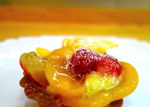 1. Этап. Тарталетки с фруктами в желе: Отправьте тарталетки на пару часов, желательно на ночь, в холодильник, чтобы желе застыло.