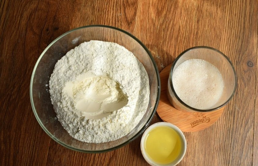 1. Этап. Хачапури по-имеретински классический: Дрожжи и сахар разведите в теплой воде (t не выше 40 °C), оставьте на 15 минут до поднятия пенной шапочки. Муку просейте, сделайте углубление, добавьте подошедшие дрожжи, соль и масло.