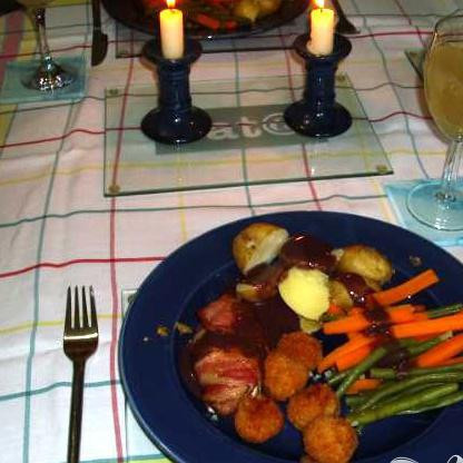 1. Этап. Куриные грудки с голубым сыром: Подавайте с овощами и соусом. Приятного аппетита.