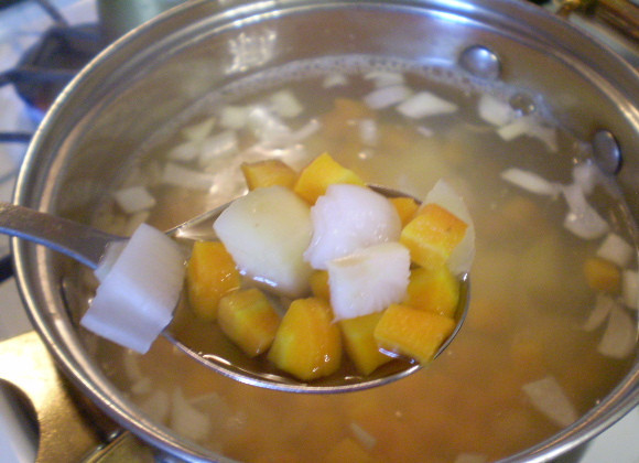 1. Этап. Летний суп из моркови: 5. Добавляем к моркови и варим еще 15 минут. Добавляем перец и орегано.