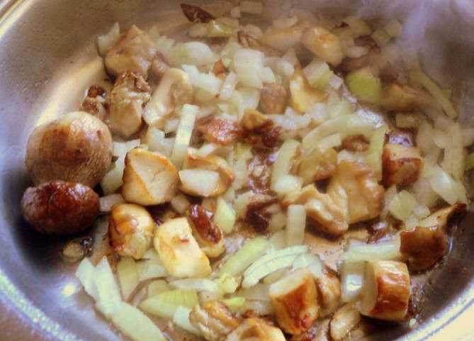 1. Этап. Салат Боровик: 2. Очистите и нарежьте лук. Обжарьте лук с грибами на сковороде с добавлением подсолнечного масла до готовности, посолите.