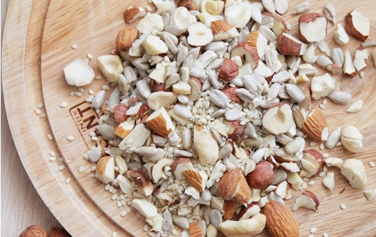 1. Этап. Батончик мюсли своими руками: Нарезаем все орехи, смешиваем их с семечками. Можно брать совершенно разные, главное, чтобы получилось около половины стакана. Также измельчать орехи вы можете различными способами, добиваясь разного размера кусочков.