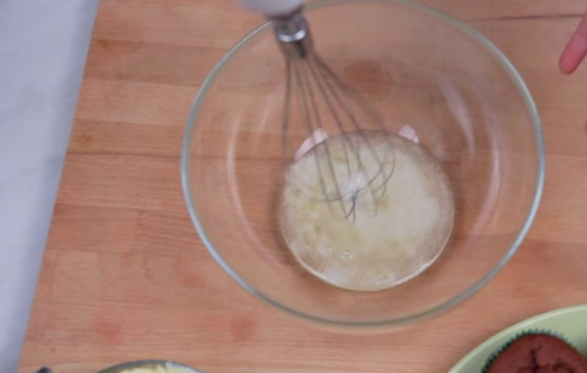 1. Этап. Шоколадные капкейки с клубничным кремом: 6. На небольшой скорости взбейте миксером белки с сахаром, постепенно увеличивая скорость взбивания. Добавьте размягченное масло, снова взбейте.