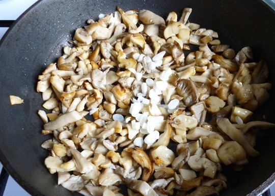 1. Этап. Макароны с вешенками: Разогрейте в сковороде растительное масло. Нарежьте произвольно вешенки, выложите их в сковороду. Обжаривайте грибы с добавлением нарубленного чеснока. Посолите и поперчите по вкусу.