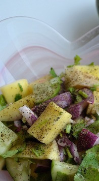 1. Этап. Постный салат с манго: По вкусу поперчить, посолить.