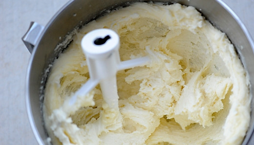 1. Этап. Творожный кекс с лимоном: 1. Смешаем до однородности размягченное масло, сахар и творог. Должна получиться однородная кремообразная масса без крупных зерен.