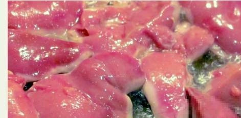 1. Этап. Печень по-милански: Поджарить печень на растительном масле в течении 5-7 минут, добавив соль и перец по вкусу.