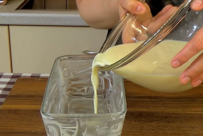 1. Этап. Пышный омлет, запеченный в духовке: 2. Глубокую форму для выпечки щедро смажьте размягченным сливочным маслом. Перелейте в нее омлет и выпекайте в разогретой до 200 градусов духовке 30 минут.