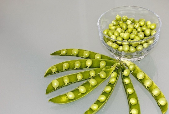 1. Этап. Салат с тунцом и свеклой: 4. Горошек можно взять в стручках свежий или консервированный, например.