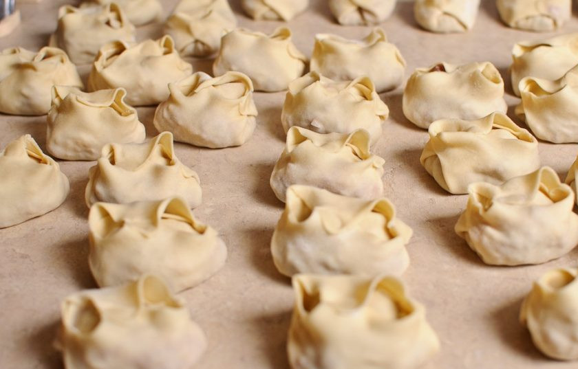 1. Этап. Настоящие манты: Края квадратиков защипните с обеих сторон, чтобы фарш нигде не был виден.