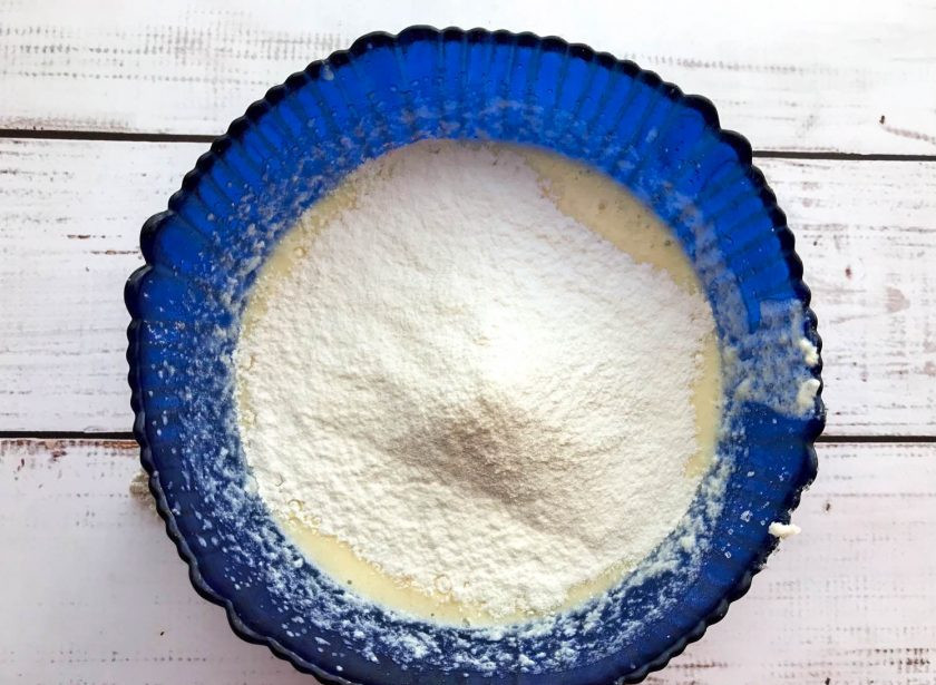 1. Этап. Пирог с ананасами и кокосовой стружкой: Всыпьте просеянную муку с разрыхлителем и заместите тесто.