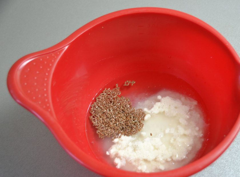 1. Этап. Диетический хлеб без дрожжей: В емкость для замешивания теста влейте 230 мл. воды, добавьте опару, семена льна, соль, размешайте.