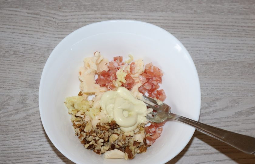 1. Этап. Чернослив фаршированный грецкими орехами: Добавьте майонез.