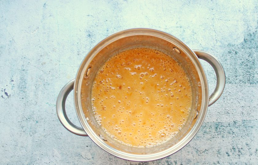 1. Этап. Джем из желтой сливы: Пробейте все блендером до однородной массы.