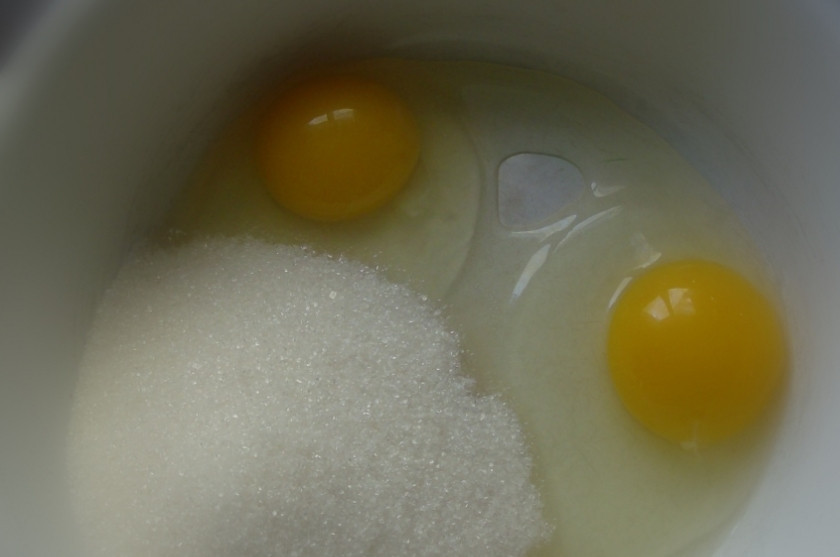 1. Этап. Творожно банановый кекс: 1. Смешаем сначала отдельно яйца с сахаром. Лучше это делать миксером, чтобы масса увеличилась в объеме и стала пышной.