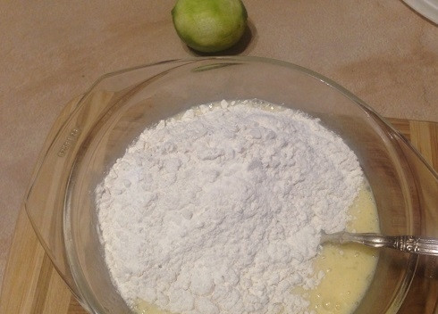 1. Этап. Лаймовые пончики на сгущенном молоке: И добавляем муку, смешанную с разрыхлителем.