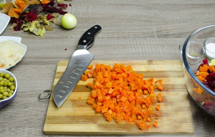 1. Этап. Винегрет Простой: Морковь также очистите и нарежьте.