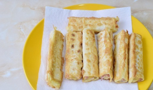 1. Этап. Трубочки с сыром и колбасой: Готовые трубочки снимите на бумажные салфетки и дайте полежать, чтобы с них пропитать лишнее масло.