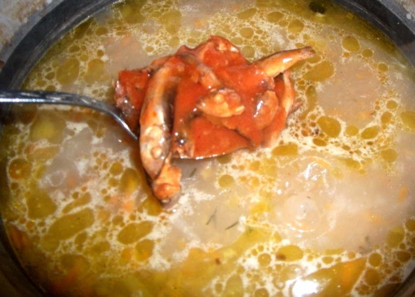 1. Этап. Суп из кильки: 6. Спустя 10 минут отправляем кильку в томате. Очень важно, чтобы рыба и соус были качественными, поэтому приобретайте только проверенную кильку. Варим суп на среднем огне до готовности картофеля.