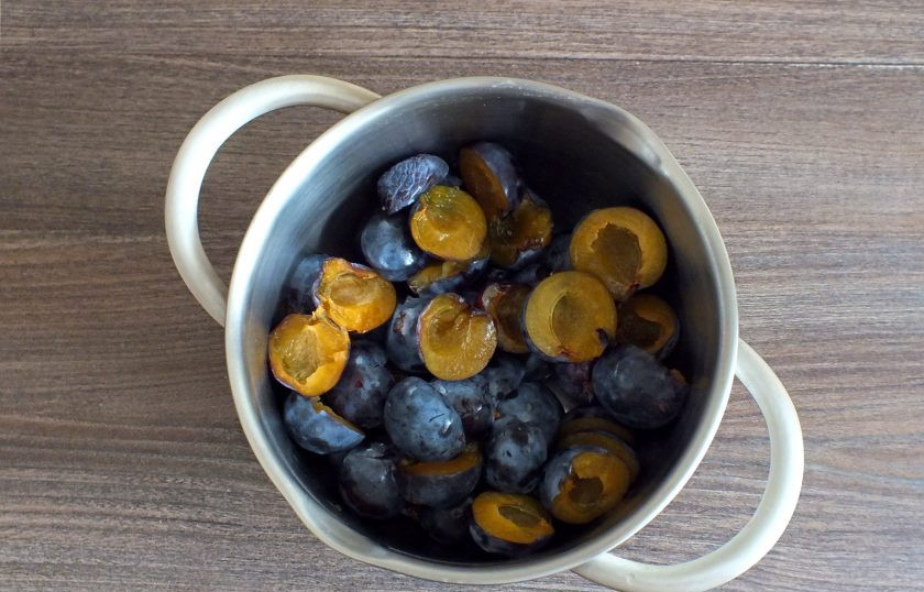 1. Этап. Варенье из сливы с желатином: У сливы удалите косточки. Переложите в толстостенную кастрюлю.