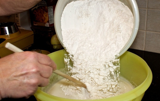 1. Этап. Пирожки с капустой на сдобном тесте: 6. Пересыпьте мучную смесь в миску к жидким ингредиентам.