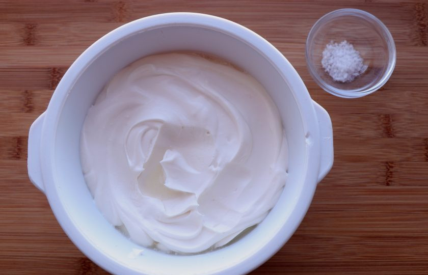 1. Этап. Домашнее масло из сметаны: Подготовьте ингредиенты. Сметана должна быть комнатной температуры. Для взбивания масла вам понадобится комбайн с насадкой для теста или миксер.