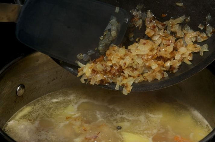 1. Этап. Суп из крапивы и щавеля: Когда картофель будет наполовину готов, добавьте промытый рис и лук жареный.