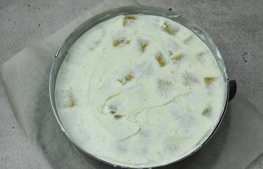 1. Этап. Торт Медок: Чередуя слои крема и медовых кубиков сформируйте торт, заполнив весь объем формы. Последним слоем выложите остатки крема и разровняйте поверхность. Накройте форму пищевой пленкой. Оставьте торт в прохладном месте.