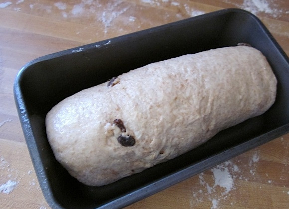 1. Этап. Хлеб с изюмом и корицей: 7. Швом вниз уложите рулет в форму для выпекания.