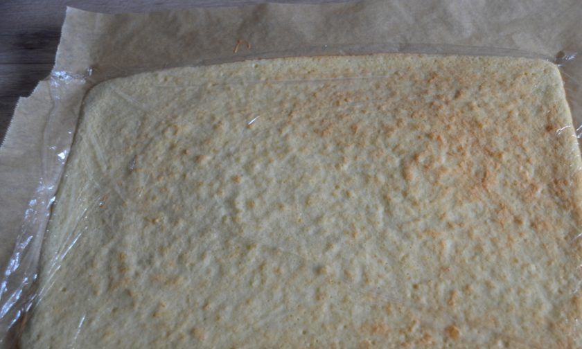 1. Этап. Торт Груши в карамели: Накройте горячий бисквит пищевой пленкой.