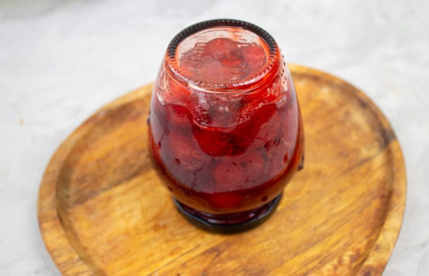 1. Этап. Варенье из клубники с лимоном и мятой: Наполните баночки вареньем, переверните верх дном и оставьте под теплым пледом остыть.