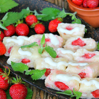 Ленивые вареники с клубникой