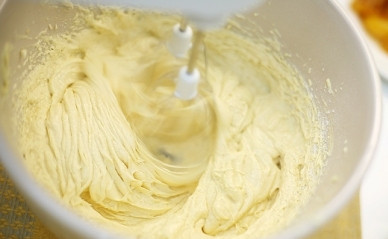 1. Этап. Кекс с мандаринами: Муку смешайте с разрыхлителем и добавьте в яично-масляную массу, взбейте. Тесто должно получиться довольно густым, при необходимости добавьте в него еще немного муки.