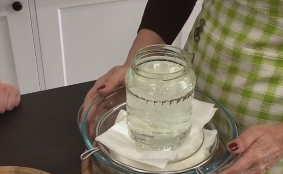 1. Этап. Сыр Филадельфия (легкий и вкусный рецепт): 6. Края марли заверните друг на друга, накройте сверху блюдцем и чуть прижмите руками. На блюдце нужно поставить банку с водой и отправить всё в холодильник на 12 часов.