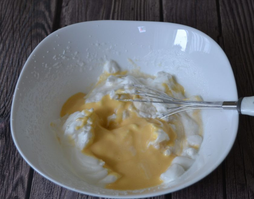 1. Этап. Японские панкейки: Влейте желтки к белкам, аккуратно смешайте, не нарушая структуры белков.