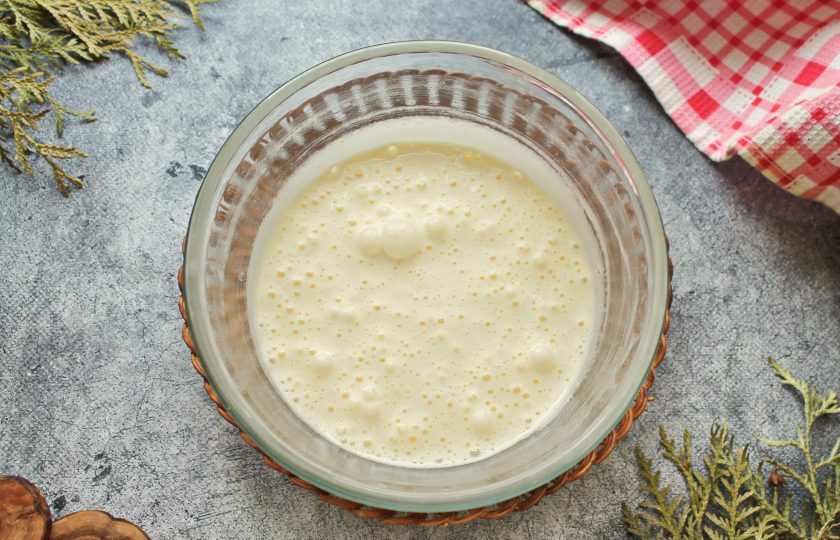 1. Этап. Бисквит с чаем матча: Яйца смешайте с сахарной пудрой и взбивайте в течение 6-8 минут в пышную почти белую пену.