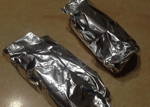 1. Этап. Лосось, запеченный с моцареллой: 6. Заворачиваем фольгу, оставив небольшое отверстие. И отправляем рыбу в разогретую до 200 градусов духовку минут на 15-20.