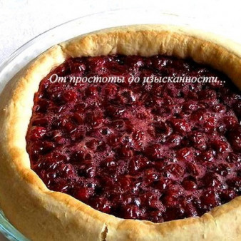 Открытый пирог с вишней